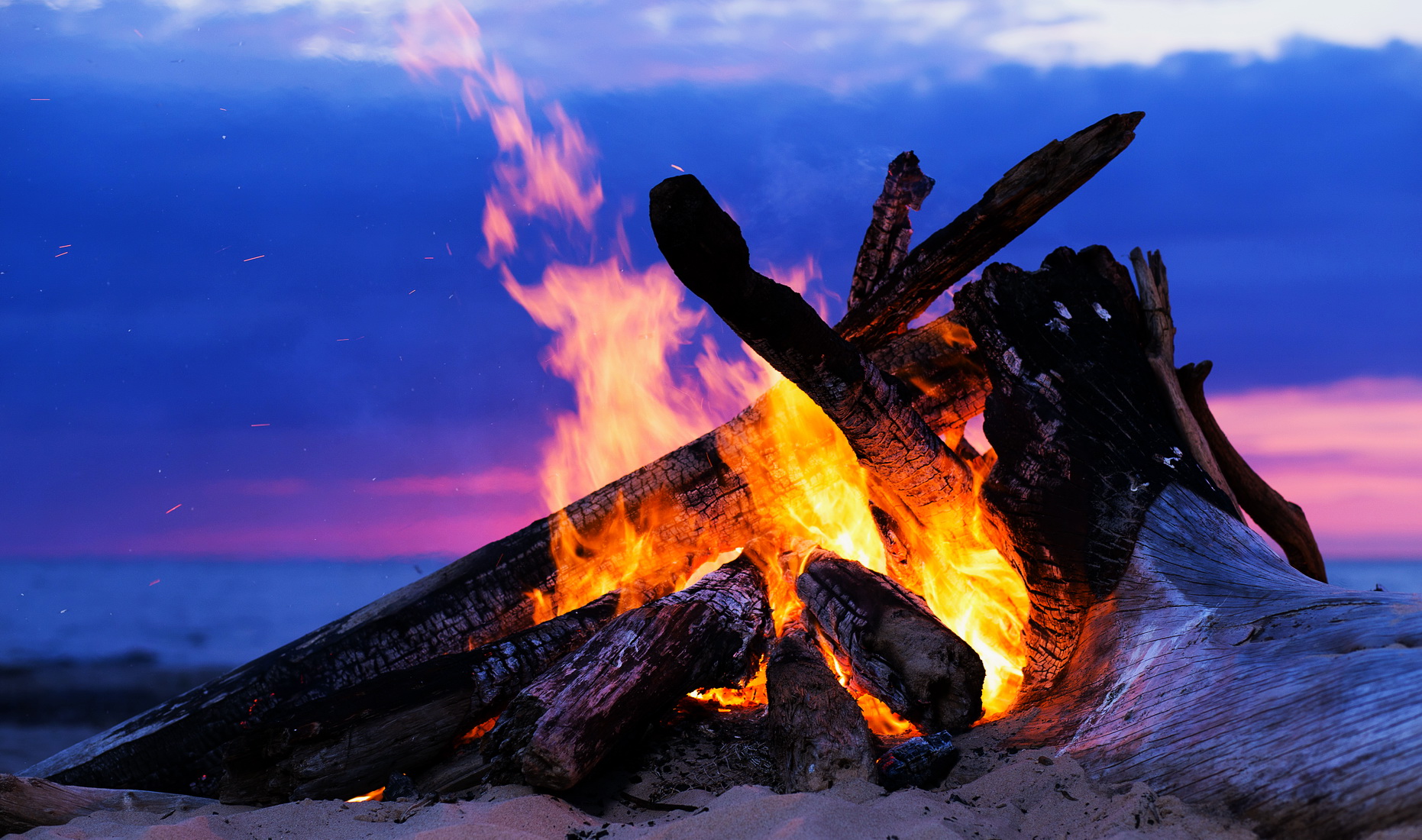La Costa Tropical celebra la noche de San Juan bajando a la playa para disfrutar el solsticio de verano.